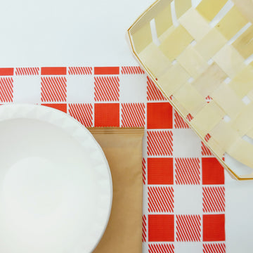 Dettaglio di apparecchiatura con tovaglietta bianco e rossa